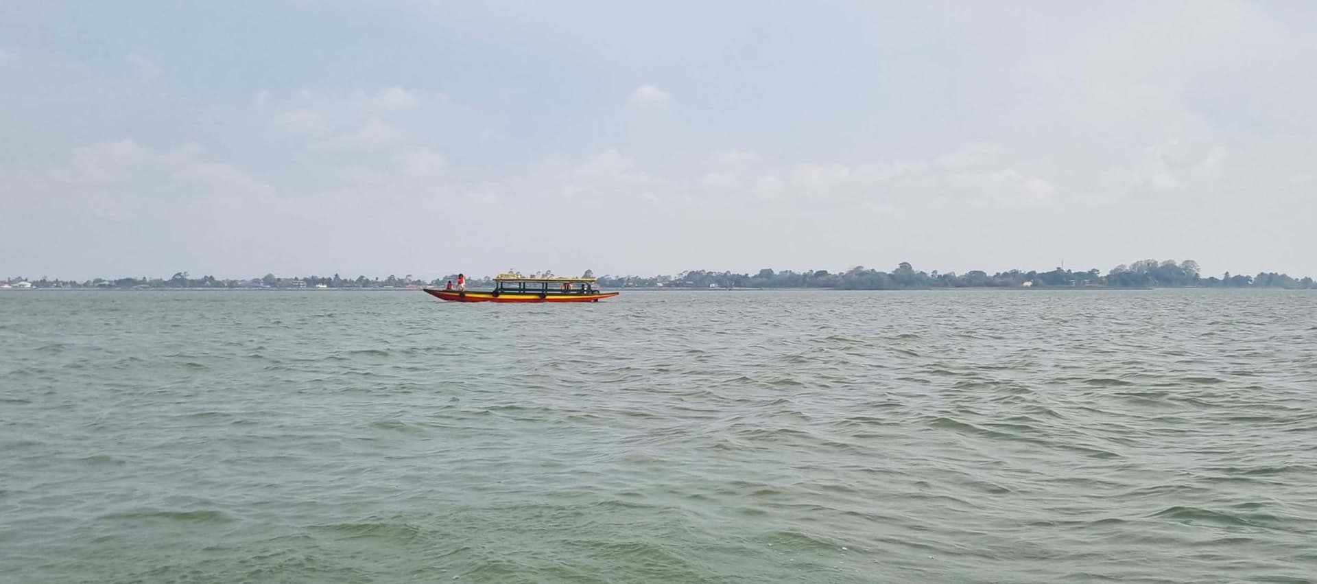 Over Grietjebie — boot op de rivier